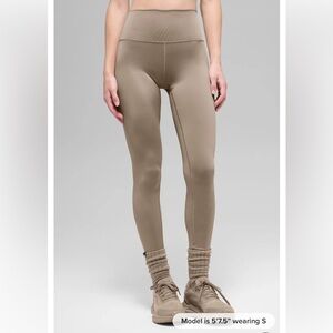 ALO Yoga High-Rise Leggings in Taupe